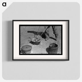 アートポスター-Placing Coals on Lid of Dutch Oven Near Marfa, Texas
 - ラッセル リー Poster.