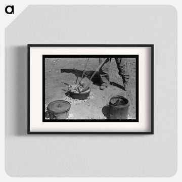 Placing Coals on Lid of Dutch Oven Near Marfa, Texas
 - ラッセル リー Poster.