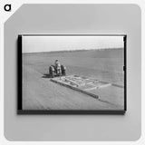 アートパネル-Tractor Pulling Wooden Floater, El Indio, Texas
 - ラッセル リー Canvas.