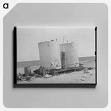 アートパネル-Gasoline Storage Tanks on Farm near Ralls, Texas
 - ラッセル リー Canvas.