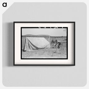 アートポスター-Faro Caudill Driving Tent Posts, Pie Town, New Mexico
 - ラッセル リー Poster.