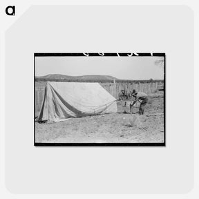 アートポストカード-Faro Caudill Driving Tent Posts, Pie Town, New Mexico
 - ラッセル リー Postcard.