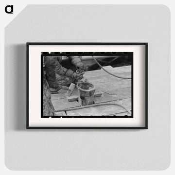 Roughnecks Guiding Bailer into Hole
 - ラッセル リー Poster.