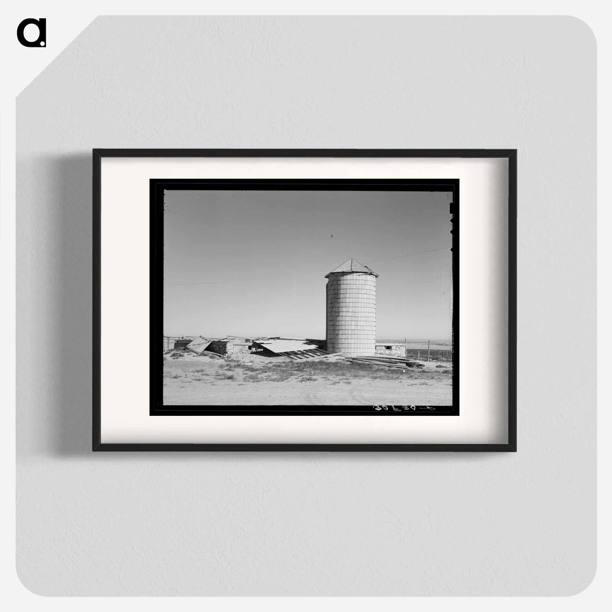 アートポスター-Silo and Barn Remains near Williston, North Dakota
 - ラッセル リー Poster.