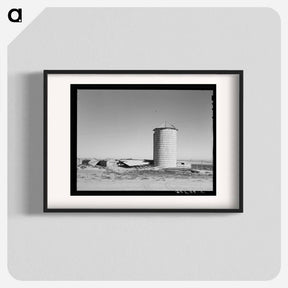 アートポスター-Silo and Barn Remains near Williston, North Dakota
 - ラッセル リー Poster.