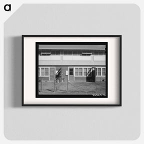 アートポスター-Yuba City FSA Farm Workers' Camp, Back of Apartment Building
 - ラッセル リー Poster.