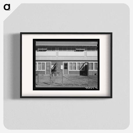 アートポスター-Yuba City FSA Farm Workers' Camp, Back of Apartment Building
 - ラッセル リー Poster.
