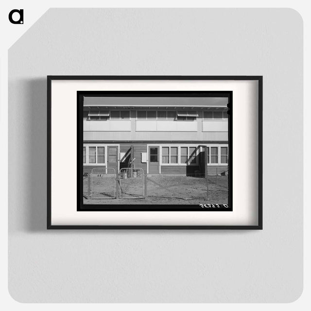 アートポスター-Yuba City FSA Farm Workers' Camp, Back of Apartment Building
 - ラッセル リー Poster.
