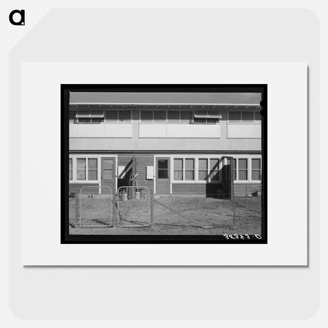 アートポスター-Yuba City FSA Farm Workers' Camp, Back of Apartment Building
 - ラッセル リー Poster.