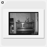 アートポスター-Piano in Fruit Farmer's Home
 - ラッセル リー Poster.