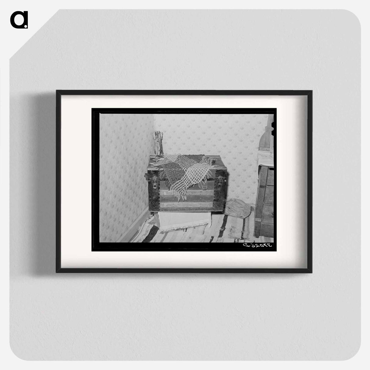 アートポスター-Trunk in Corner of Bedroom, Chamisal, New Mexico
 - ラッセル リー Poster.