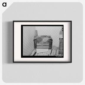 アートポスター-Trunk in Corner of Bedroom, Chamisal, New Mexico
 - ラッセル リー Poster.
