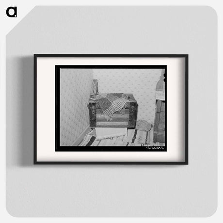 アートポスター-Trunk in Corner of Bedroom, Chamisal, New Mexico
 - ラッセル リー Poster.