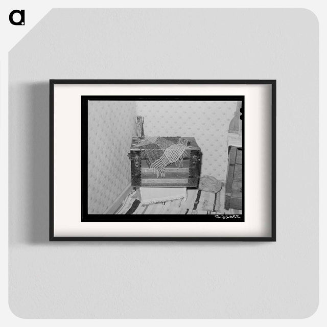 アートポスター-Trunk in Corner of Bedroom, Chamisal, New Mexico
 - ラッセル リー Poster.