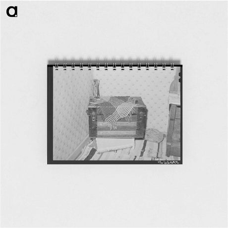 アートメモ帳-Trunk in Corner of Bedroom, Chamisal, New Mexico
 - ラッセル リー Memo.