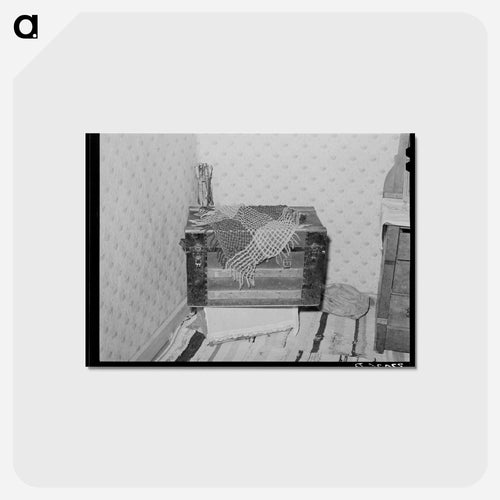 Trunk in Corner of Bedroom, Chamisal, New Mexico
- ラッセル リー Postcard.