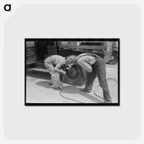アートポストカード-Migrants at Filling Station
 - ラッセル リー Postcard.