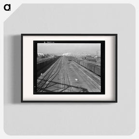 アートポスター-Railroad, outskirts of fast growing town. Klamath Falls, Oregon. - ドロテア ラング Poster.