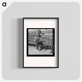 アートポスター-Bundles against cattle corrals by the railroad track - ドロテア ラング Poster.